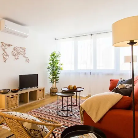 Amazing Center 2 Bdr Flat! *